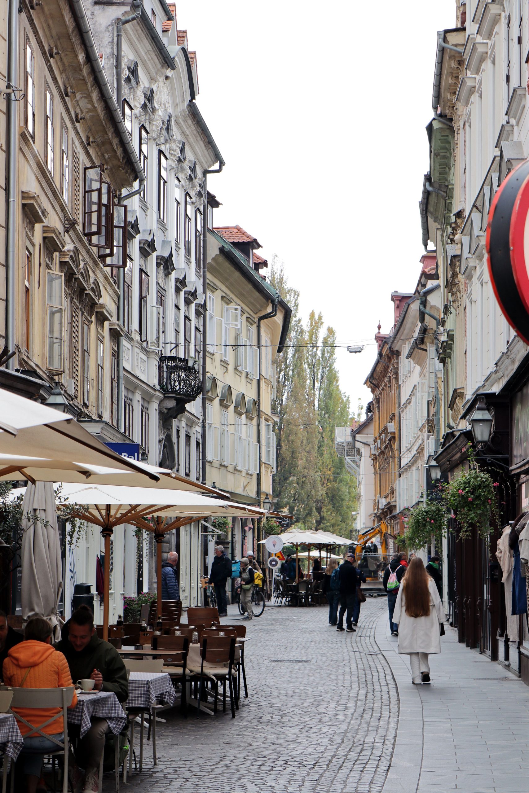 Deževna Ljubljana jeseni – mokre ulice v središču mesta