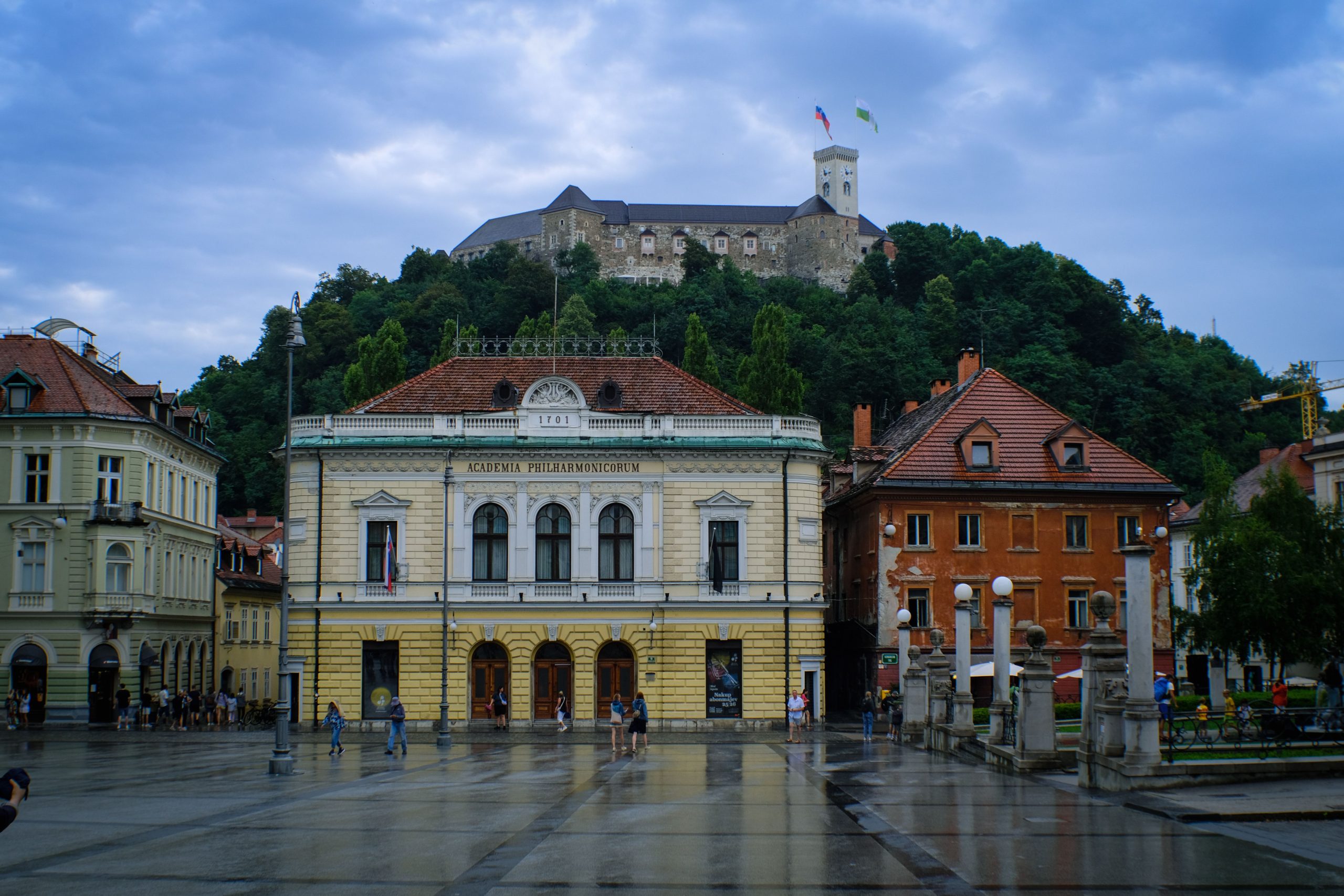Ljubljana v dežju – ulice in mostovi v središču mesta